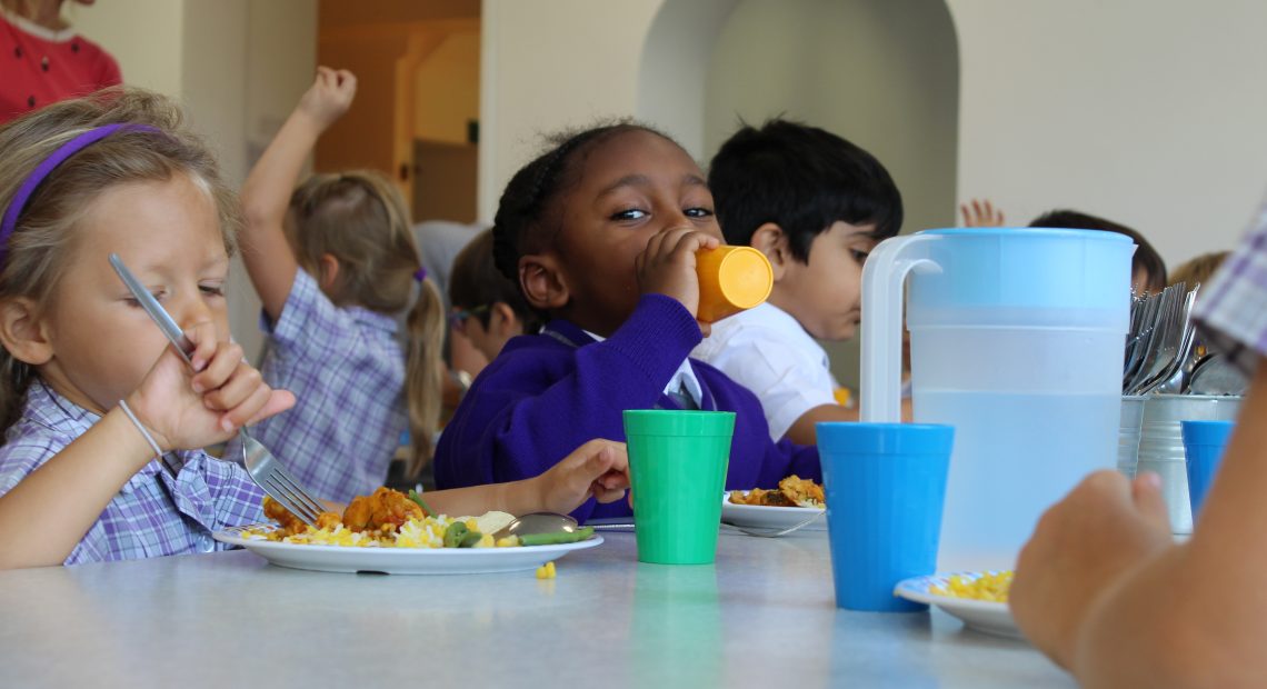 children eating lunch